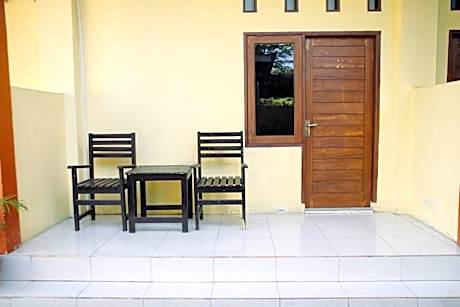 RedDoorz at Hening Homestay
