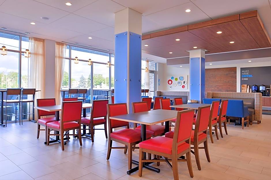 Holiday Inn Express and Suites - Mall of America - MSP Airport By IHG