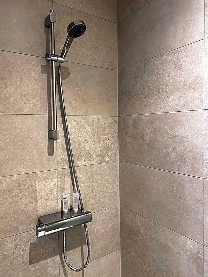 LOGIES-M Comfort Studios Inc Bikes B&B