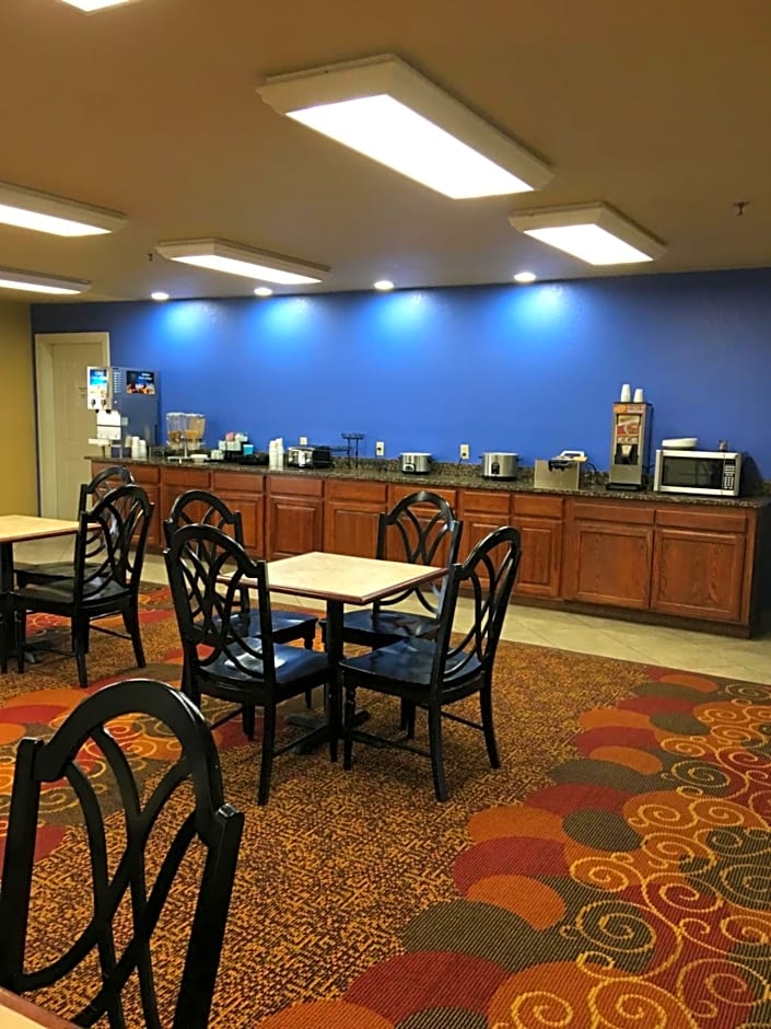 Econo Lodge Inn & Suites