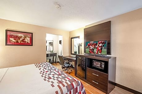 ADA Accessible Deluxe Queen Bed with Roll-In Shower Non-Smoking