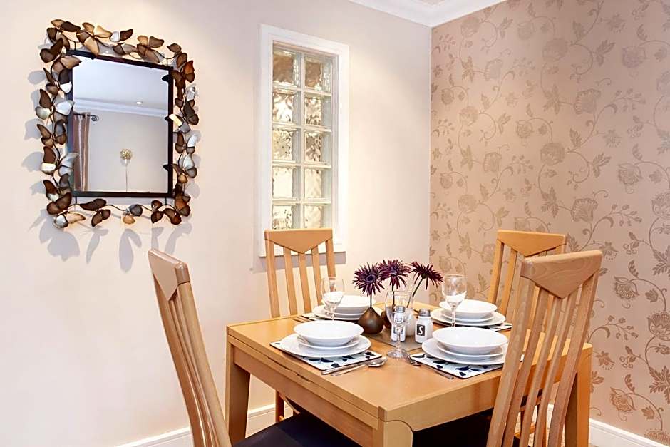 Riverbank View Three Bedroom Apartment with Free Parking