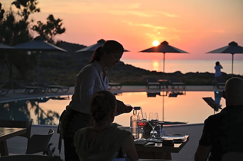 Kavos Hotel & Suites