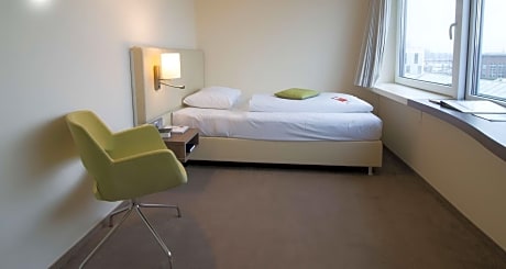 Business Single Room with Roll-In Shower - Mobility Accessible
