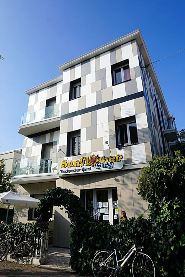 Sunflower City Student Hostel & Bar