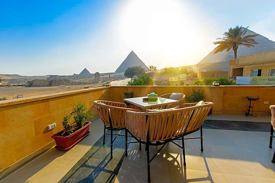 The Gate Hotel Front Pyramids & Sphinx View