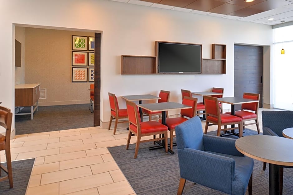 Holiday Inn Express & Suites Farmington Hills - Detroit, an IHG Hotel