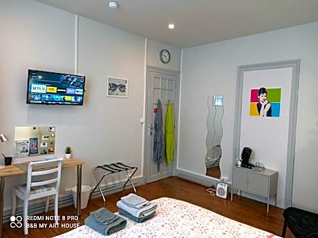 Double Room with Private External Bathroom - The Scene