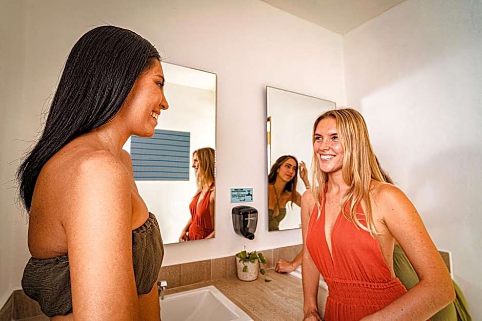 Nomads Party Hotel & Hostel