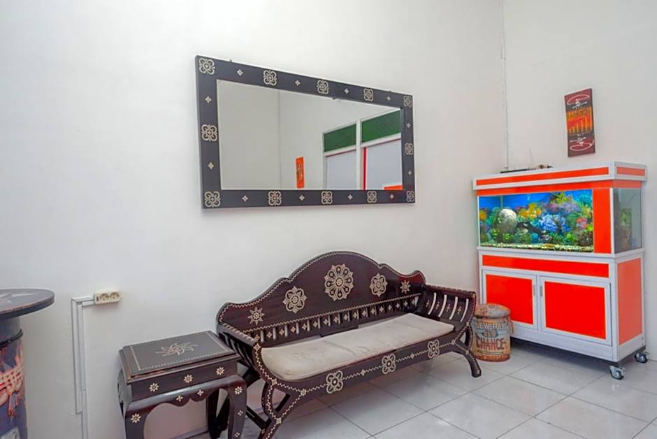 GE 2010 Syariah Guest House by RedDoorz – Karanganyar, SD