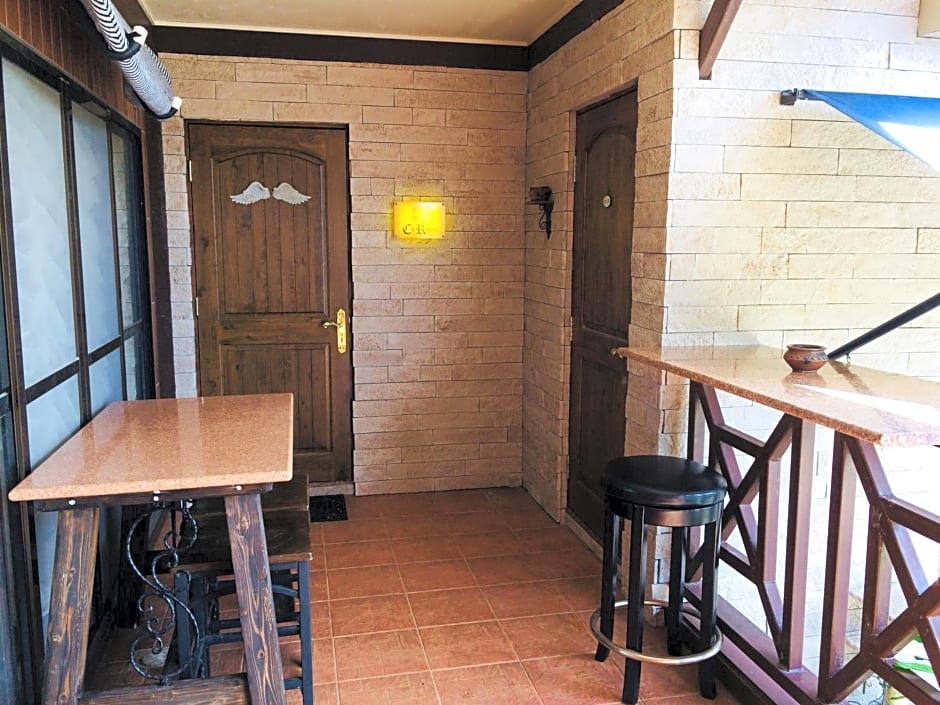 C R inn