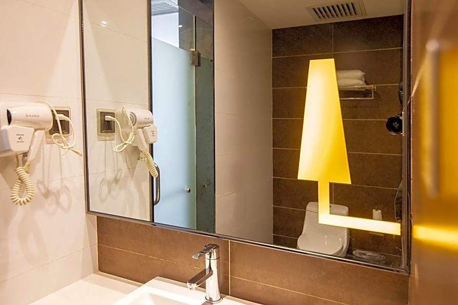 Iu Hotel Urumchi Nianzi Gou Bus Station Branch