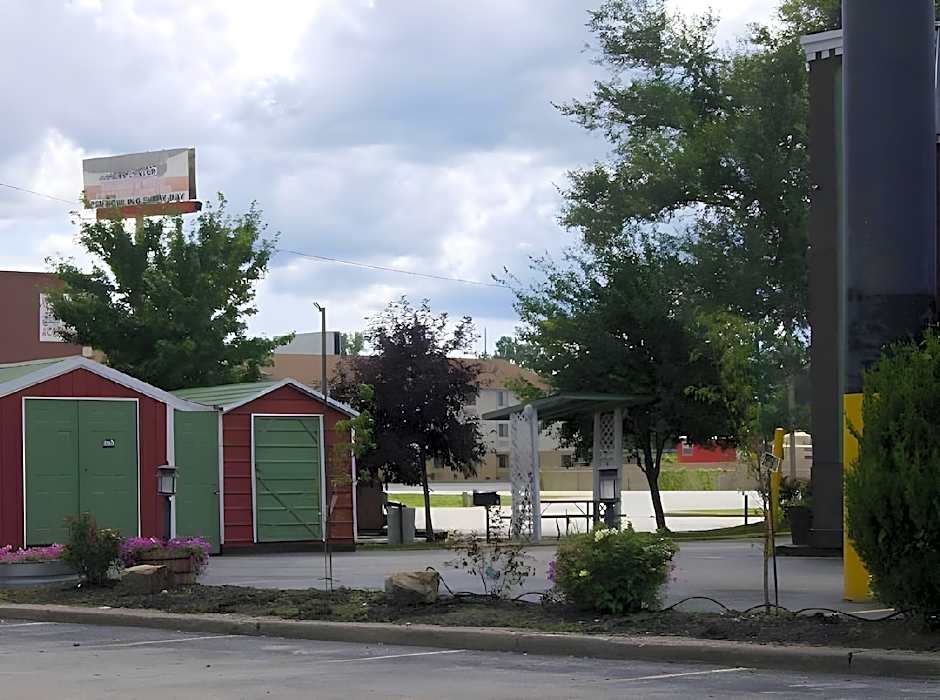 Days Inn & Suites by Wyndham Terre Haute