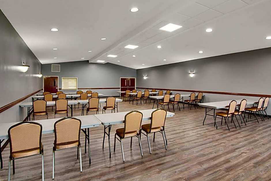 Clarion Pointe on the lake Clarksville-South Hill West