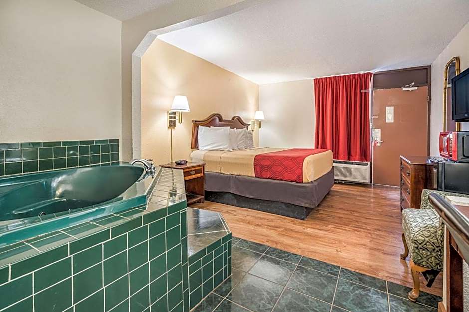 Econo Lodge  Inn & Suites Macon West