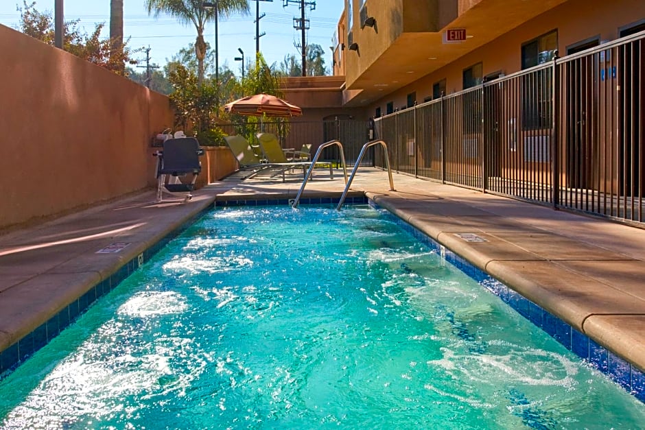 Holiday Inn Express Hotel & Suites Woodland Hills By IHG