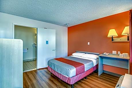 Double Room - Disability Access - Roll In Shower