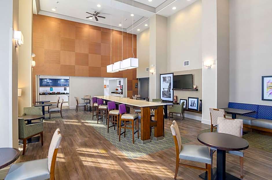 Hampton Inn By Hilton & Suites Manchester