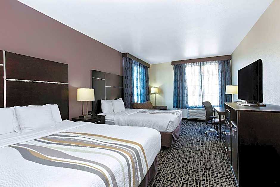 La Quinta Inn & Suites by Wyndham Denver Gateway Park