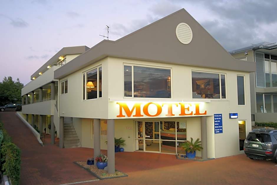 Baycourt Lakefront Motel