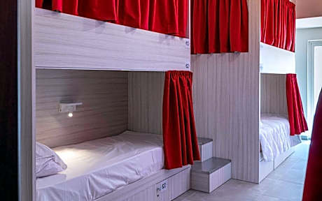 Bed in 7 -Bed Mixed Dormitory Room with Balcony and Inner Courtyard View