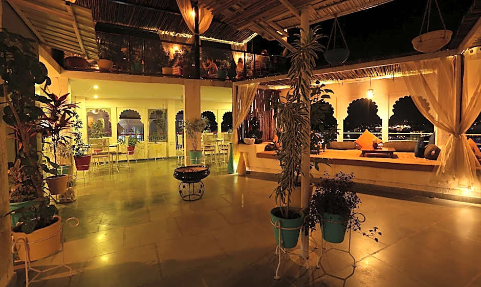 Hotel Udai Niwas - By The Lake