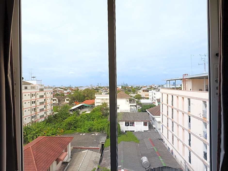 Regent Ngamwongwan Hotel