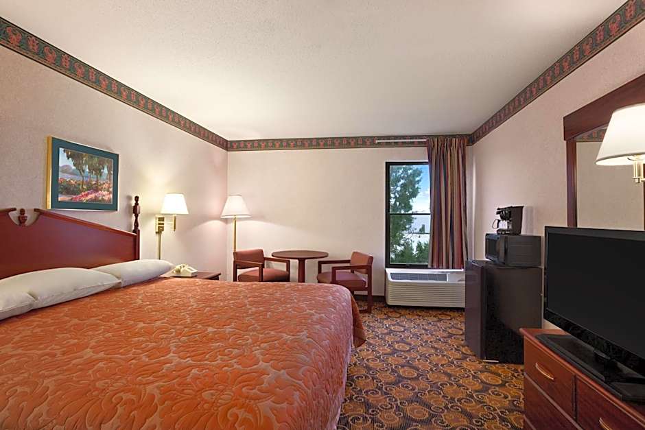 Super 8 by Wyndham Evansville North