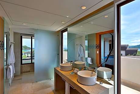 One-Bedroom Premier King Suite with Balcony and Ocean View
