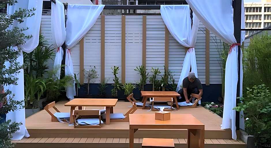 Kinnon Deluxe Hostel Coworking Cafe