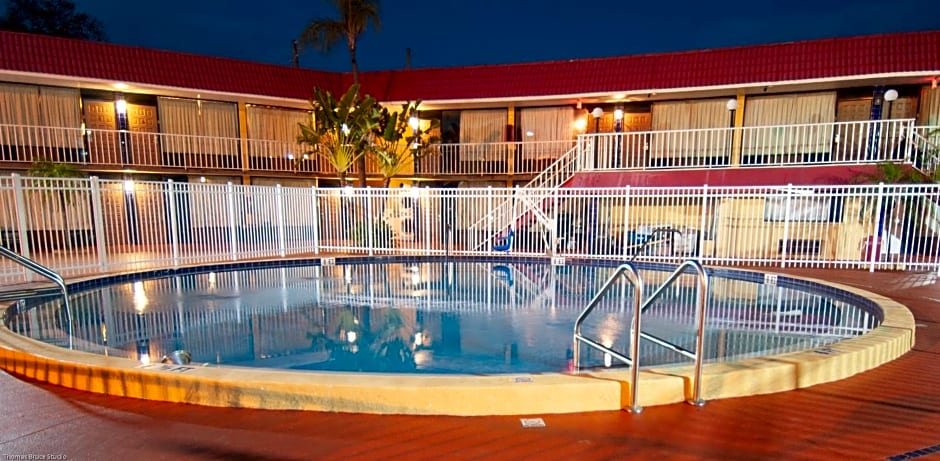 Express Inn & Suites - 5 Miles from St Petersburg Clearwater Airport