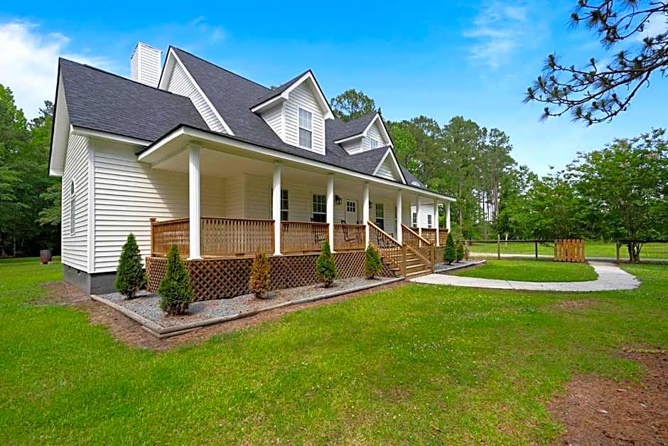 Grandma's Farm on 6 acres with Lighted Barn and River Access