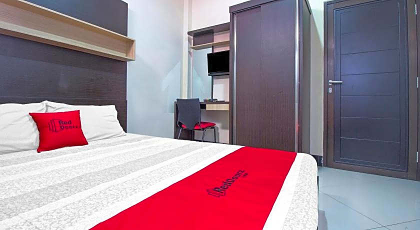 RedDoorz Plus near Isola UPI