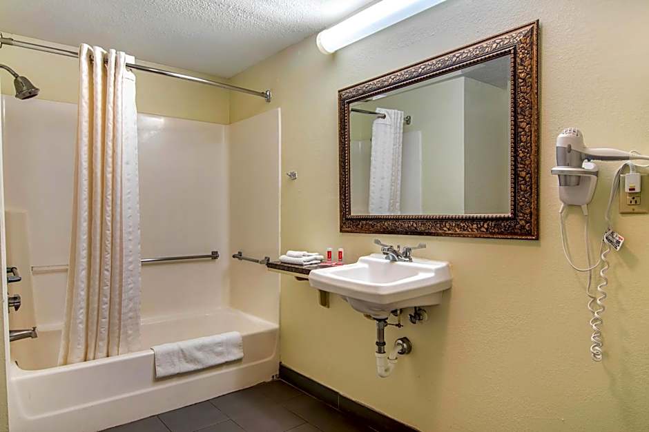 Econo Lodge Inn & Suites