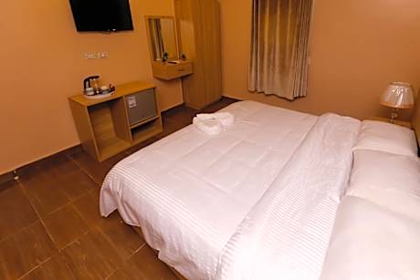 Queen Room with Garden View