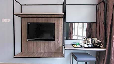 SUPERIOR QUEEN WITH WINDOW