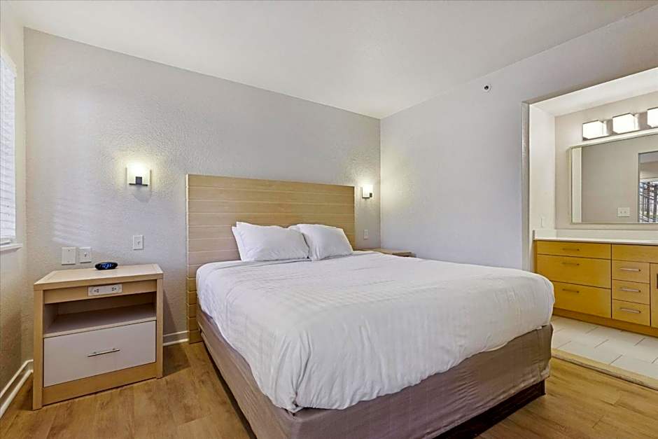 Avia Residences on Lincoln - Extended Stay