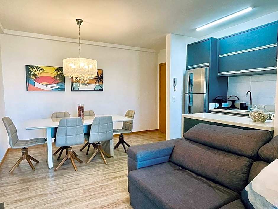 Apto 6º andar, 200m praia, 15min Beto Carrero, 2 quartos, sacada com churrasqueira