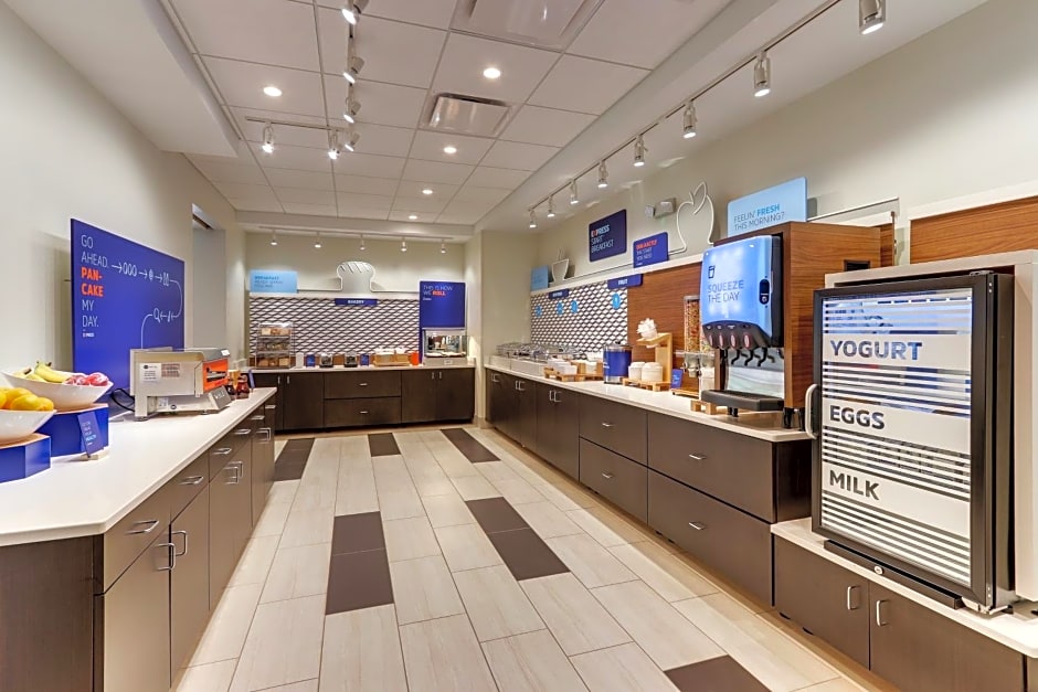 Holiday Inn Express & Suites Roanoke - Civic Center By IHG