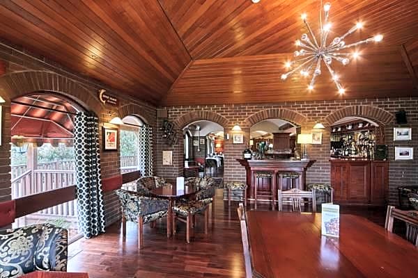 Cedar Lodge Hotel & Restaurant