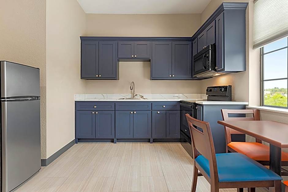 Days Inn & Suites by Wyndham Greater Tomball