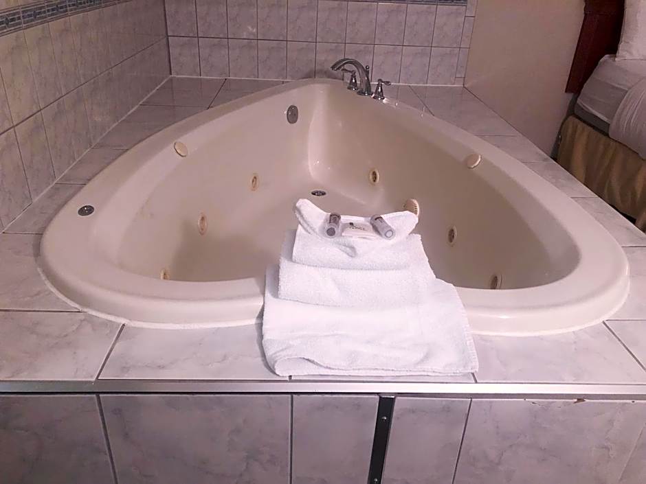 Days Inn & Suites by Wyndham Niagara Falls Centre St. By the Falls