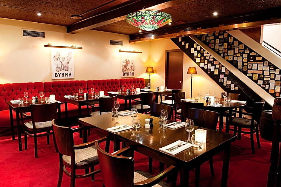 Carlton Ambassador Hotel