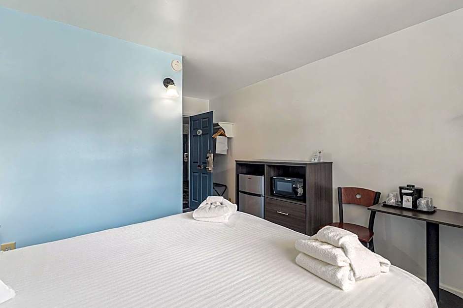 Snyders Shoreline Inn