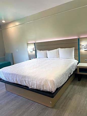 King Room - Disability Access - Non-Smoking
