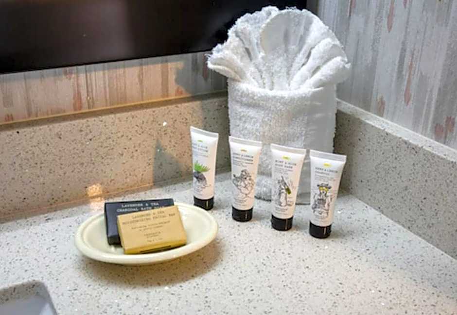 Bridgeway Inn & Suites