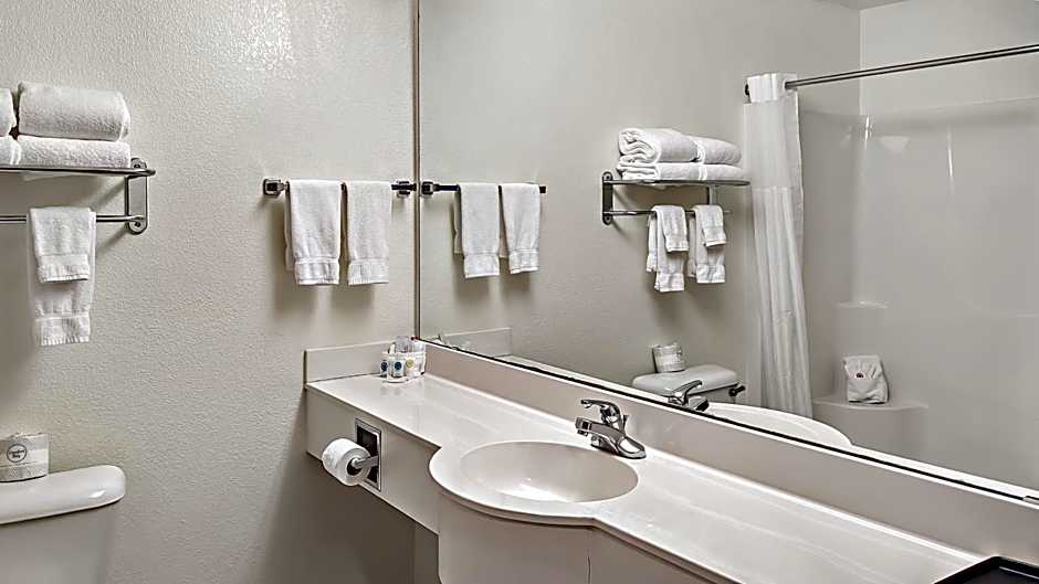 Estherville Hotel & Suites