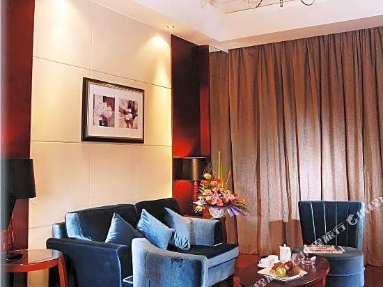 Kolam Gloria Plaza Hotel