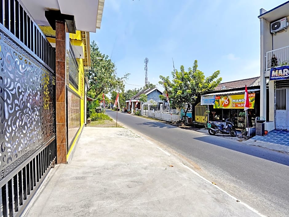 OYO Life 92920 Rumah Kost Azca