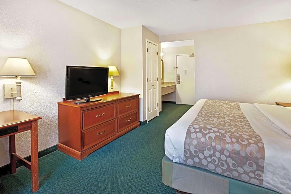 La Quinta Inn & Suites by Wyndham Detroit Canton